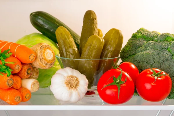 야채와 함께 냉장고 선반 — 스톡 사진