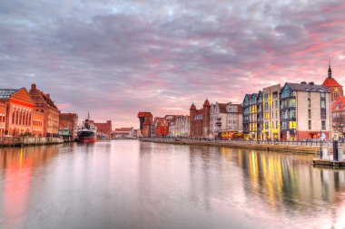 Eski kasaba gdansk alacakaranlıkta, Polonya eski vinç ile