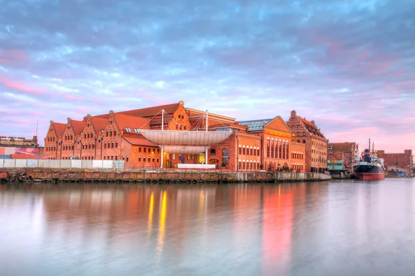 Ciudad vieja de Gdansk con grúa antigua al atardecer, Polonia — Foto de Stock