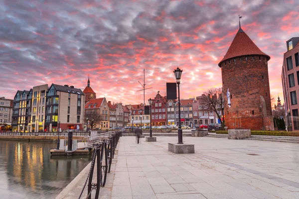 Ciudad vieja de Gdansk con grúa antigua al atardecer, Polonia — Foto de Stock