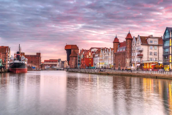 Ciudad vieja de Gdansk con grúa antigua al atardecer, Polonia — Foto de Stock