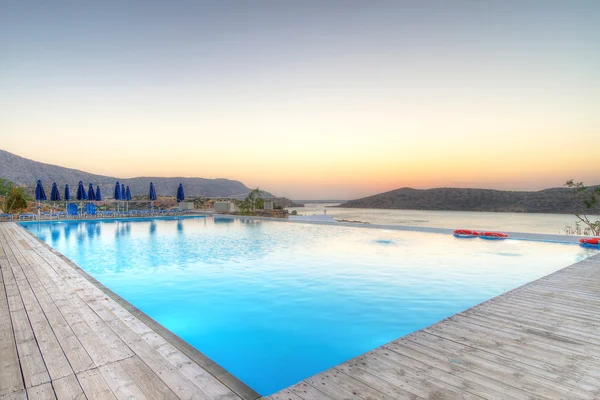 Modrý plavecký bazén v mirabello bay v Řecku — Stock fotografie