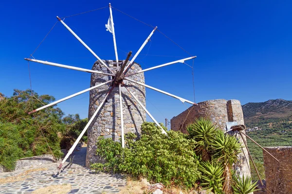 Oude windmolens van lasithi hoogvlakte op Kreta — Stockfoto