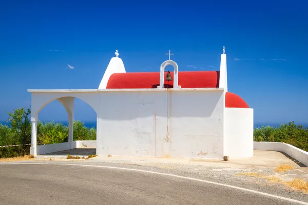 Piccola chiesa bianca sulla costa di Creta — Foto Stock