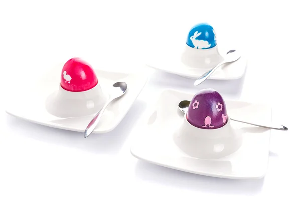 A lemezek színes húsvéti tojás — Stock Fotó