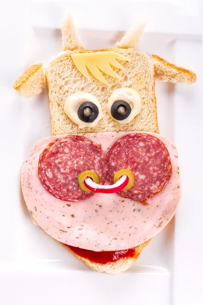Смішний бутерброд у формі корови — стокове фото