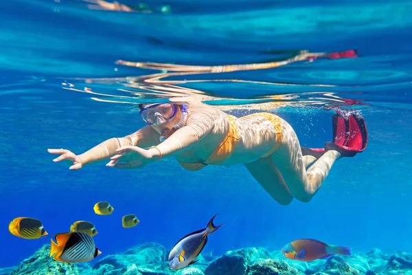 Women underwater in Aegean Sea — Stock Photo, Image