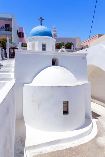 Bílý kostel města fira na ostrově santorini — Stock fotografie