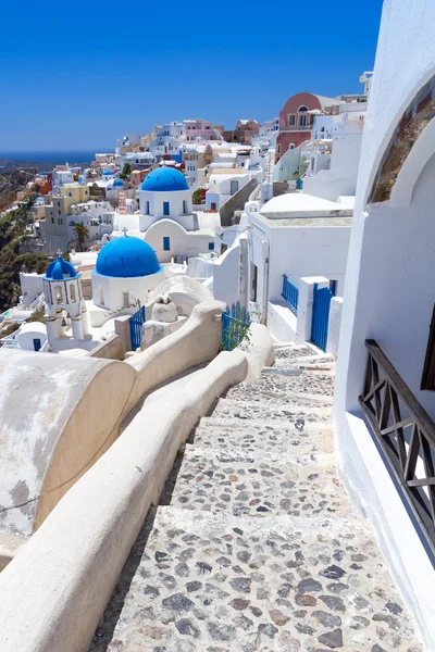 Arquitetura da aldeia de Oia na ilha de Santorini — Fotografia de Stock