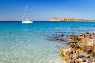 Girit idyllic beach lagün beyaz yat