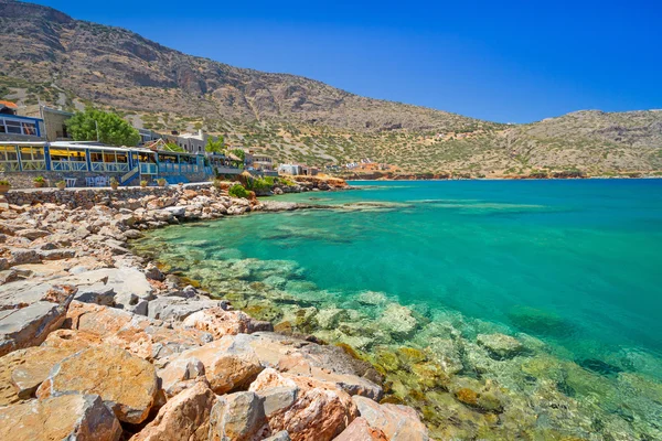 Agua turquesa de la bahía de Mirabello en la ciudad de Plaka en Creta — Foto de Stock