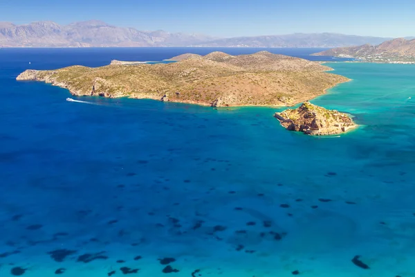 Türkisfarbenes Wasser der Mirabello-Bucht mit Spinalonga-Insel — Stockfoto