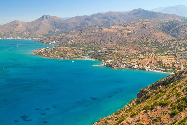Бирюзовая вода залива Мирабелло на Крите — стоковое фото