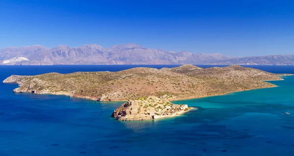 Türkisfarbenes Wasser der Mirabello-Bucht mit Spinalonga-Insel — Stockfoto