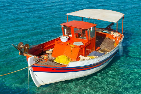 Barco de pesca na costa de Creta — Fotografia de Stock