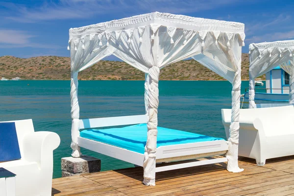 White luxury beds at Mirabello Bay on Crete — Stock Photo, Image