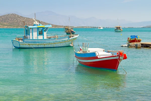 Båtar på kusten av Kreta — Stockfoto