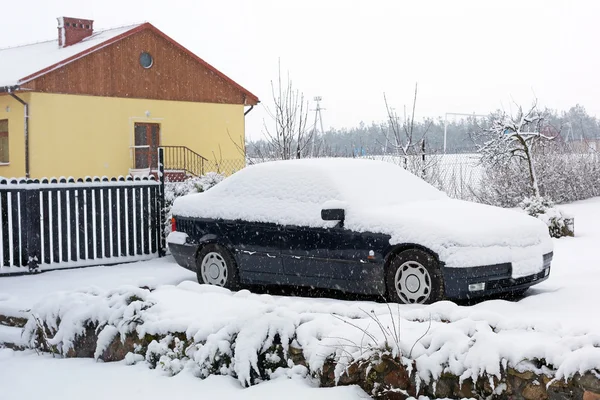 Зимой автомобиль покрыт снегом — стоковое фото