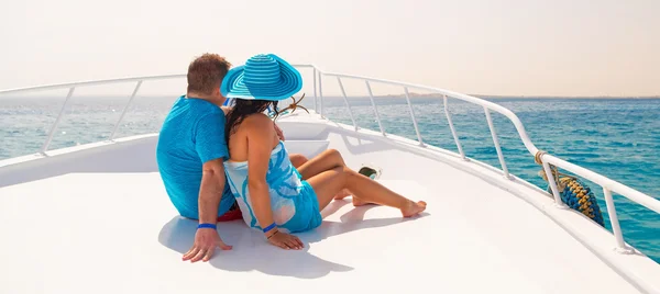 Couple in hug relaxing on the cruise — Stock Photo, Image
