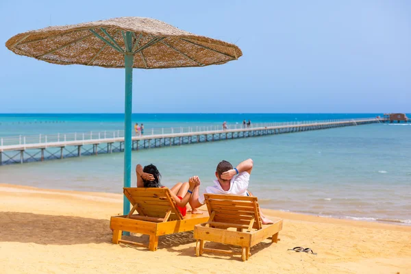 Relaxe de casal amoroso na praia no Mar Vermelho — Fotografia de Stock