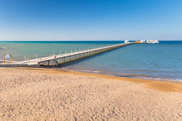 Molo sulla spiaggia del Mar Rosso a Hurghada — Foto Stock