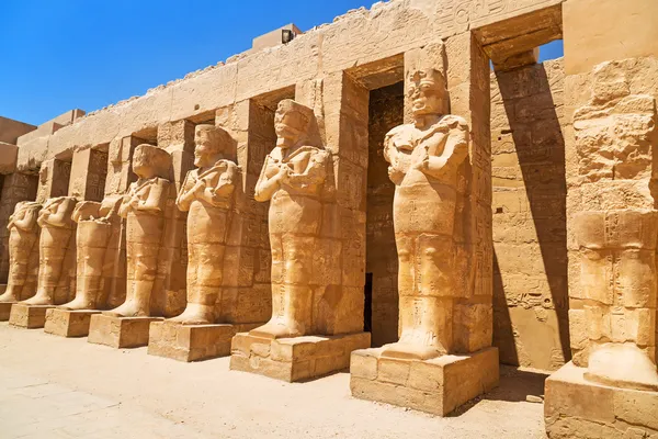 Architektura starověkého chrámu karnak v Luxoru — Stock fotografie