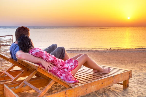 Paar in Umarmung beim gemeinsamen Sonnenaufgang über dem roten Meer — Stockfoto