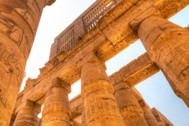 karnak Tapınağı büyük Hipostil salonda şartını