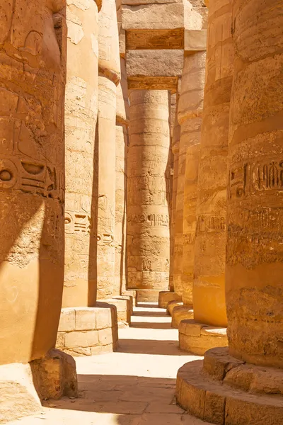 Piliers de la Grande Salle Hypostyle dans le Temple Karnak — Photo