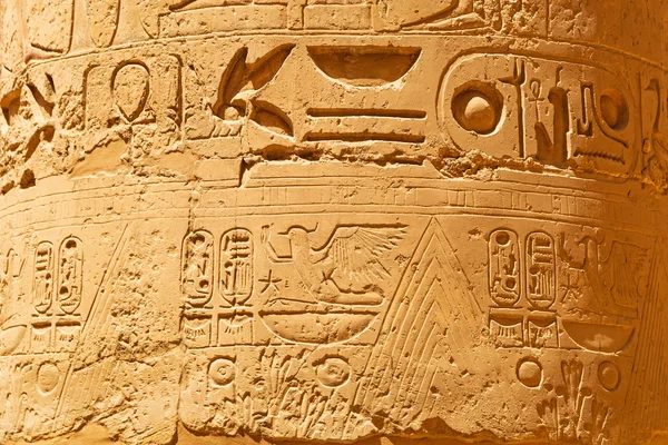 Hieroglyphen in karnak Tempel von Luxus — Stockfoto