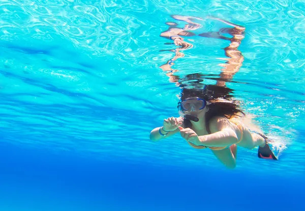 Bella donna che fa snorkeling nel Mar Rosso — Foto Stock