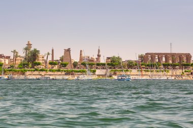 Luxor şehir sahil Nil Nehri üzerinde