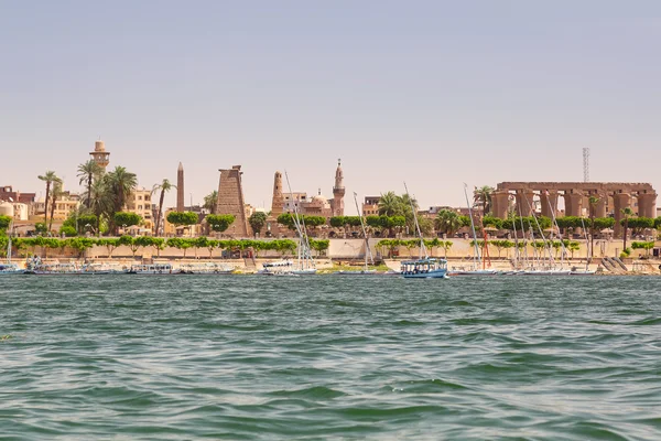 Luxor ville sur la côte du Nil — Photo