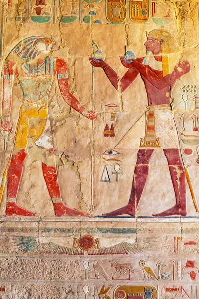 Lättnad på väggen av drottning hatshepsut tempel — Stockfoto