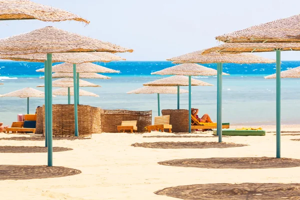 Relaxen unter Sonnenschirm am Strand des Roten Meeres — Stockfoto