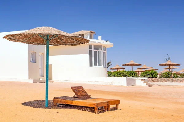 Relaxe sob guarda-sol na praia do Mar Vermelho — Fotografia de Stock