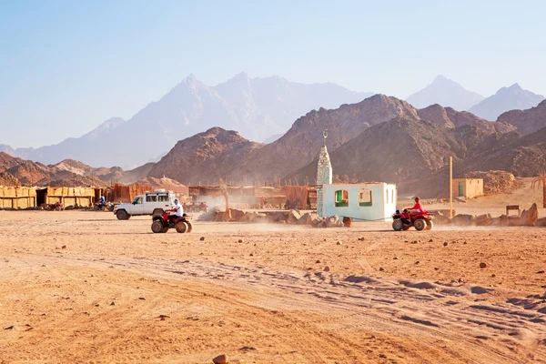 Beduínské vesnice v poušti poblíž hurghada — Stock fotografie