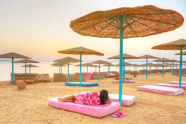 Relaxe sob guarda-sol na praia do Mar Vermelho — Fotografia de Stock