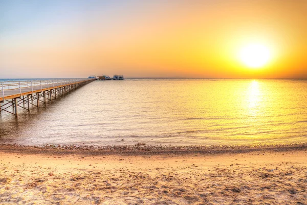 Cais no Mar Vermelho em Hurghada ao nascer do sol — Fotografia de Stock