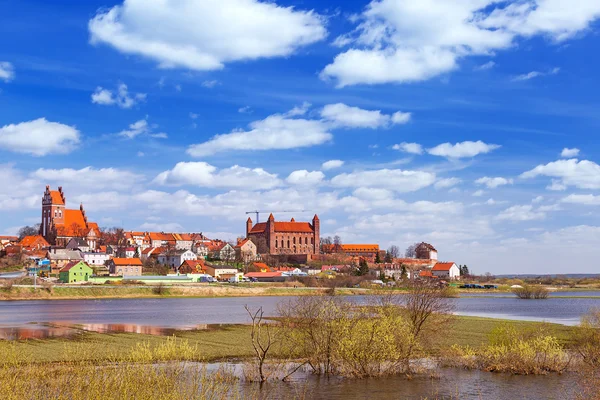 Gniew cidade com castelo teutônico no rio Wierzyca — Fotografia de Stock