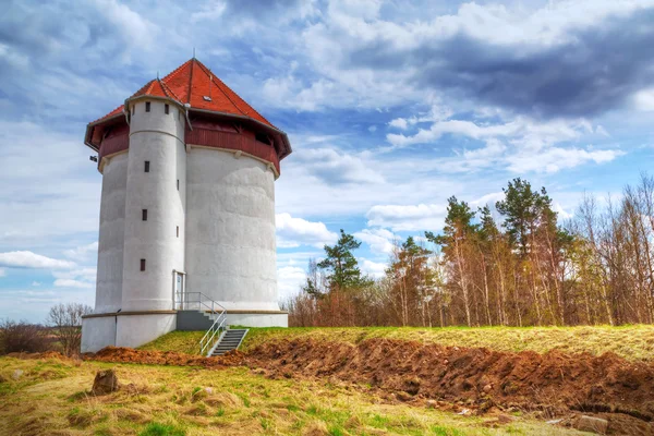 Біла вежа гідроелектростанція в Bielkowo — стокове фото