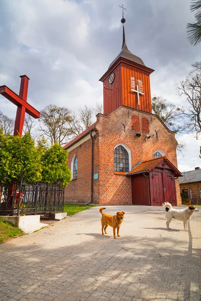 Lille sommerhus kirke i sommerlandskabet - Stock-foto