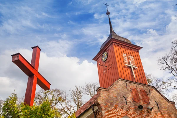 Domek mały Kościół w krajobraz lato — Zdjęcie stockowe