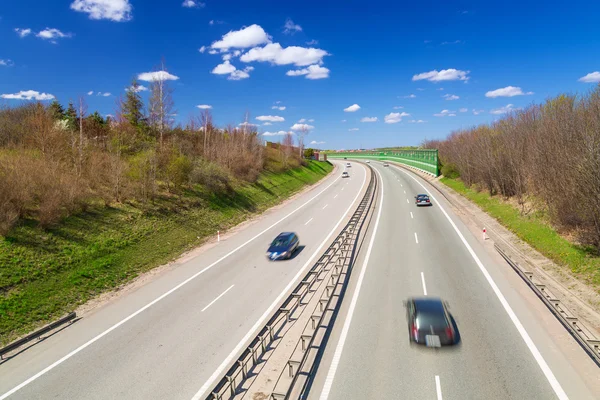 Bilar på motorvägen nära gdansk i solig dag — Stockfoto