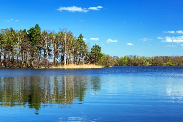 Идиллический пейзаж озера — стоковое фото