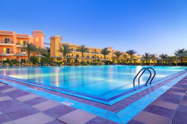 Yüzme Havuzu gece Hurghada'da tropik tatil köyü