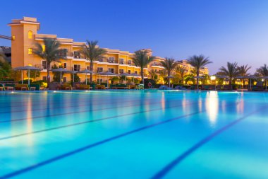 Yüzme Havuzu gece Hurghada'da tropik tatil köyü