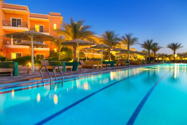 Yüzme Havuzu gece Hurghada'da tropik tatil köyü