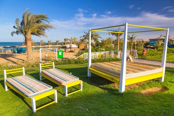 Sunbeds on the beach of tropical resort in Hurghada — Stock Photo, Image