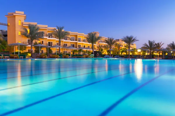 Yüzme Havuzu gece Hurghada'da tropik tatil köyü — Stok fotoğraf